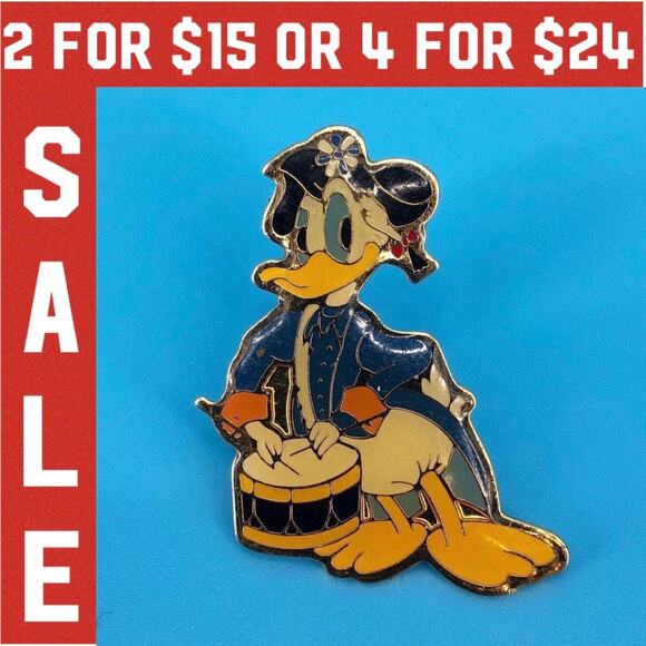 🔴 Donald Duck colonial drummer lapel pin 80s 1980s vintage - Picture 1 of 5